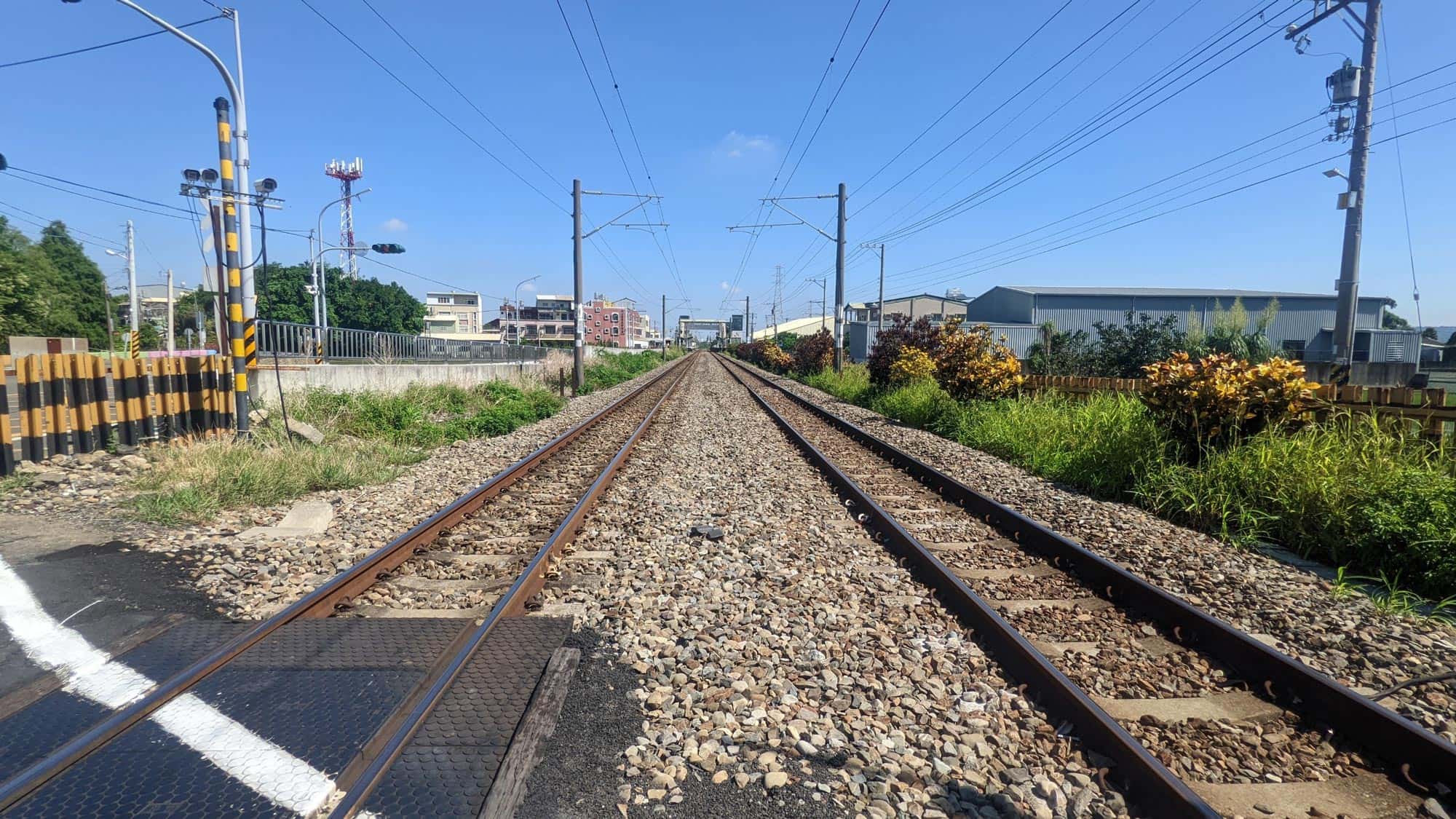 站在平交道鐵路上可以看到遠方的永靖火車站